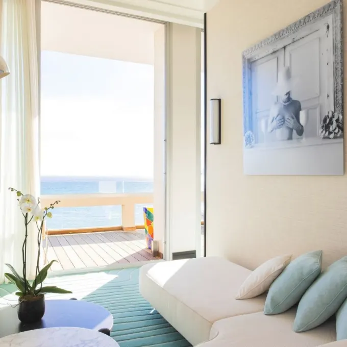 Point culminant de la Croisette, la Suite Signature de l'Hôtel Le Mondrian offre une vue spectaculaire sur la baie de Cannes, sur la Côte d'Azur.