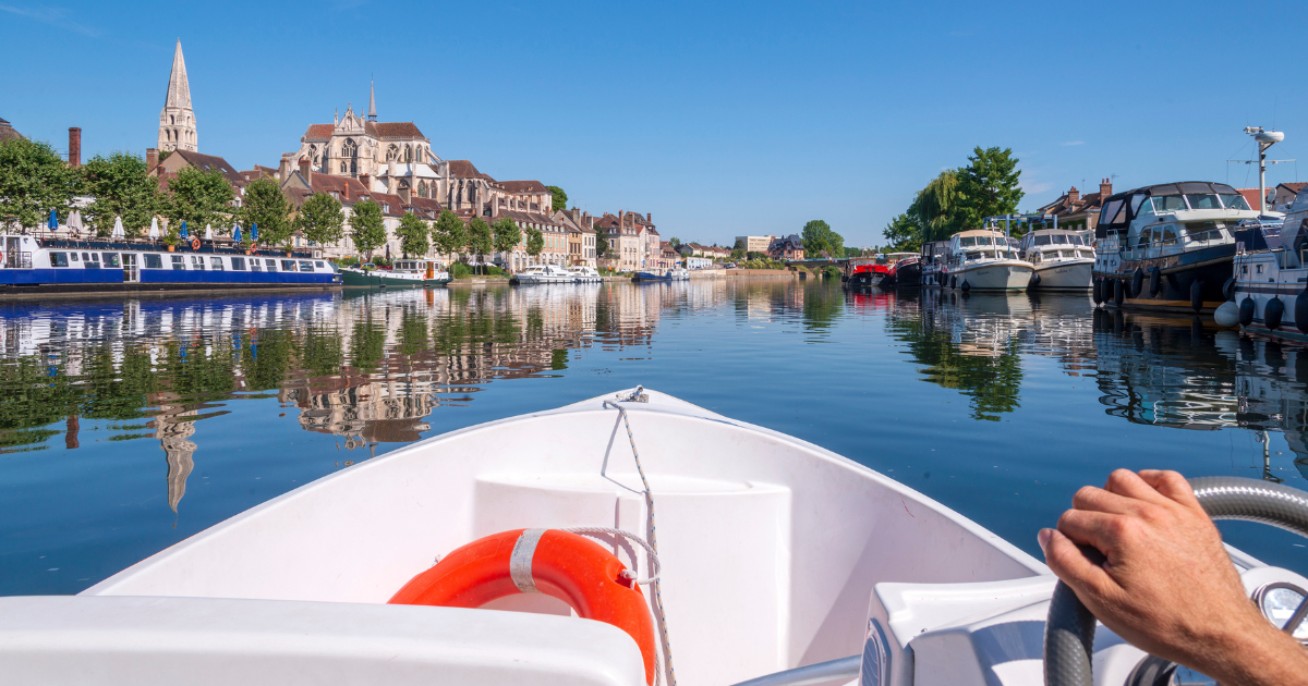 Picturesque canals of Yonne and Burgundy on a luxury houseboat