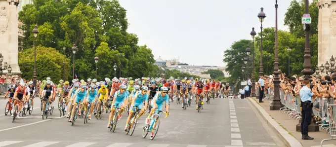 L'arrivée des coureurs du Tour de France à Paris.