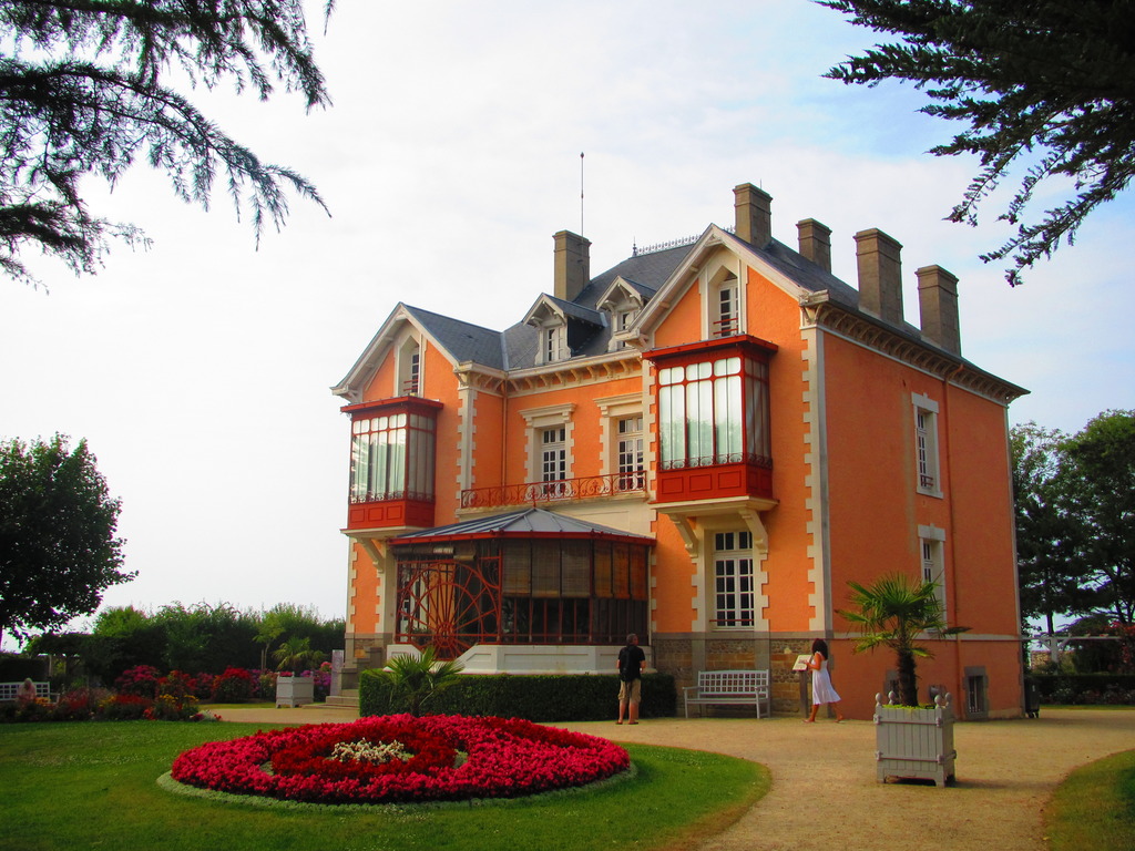 Villa les Rumbs in Granville, Normandy (photo ©diorbeauty)