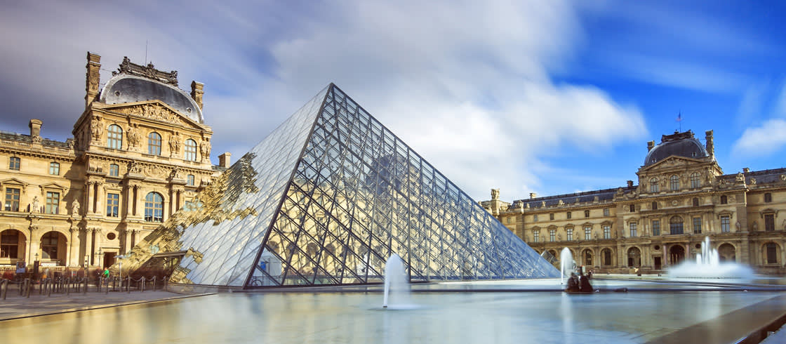El Museo del Louvre y su Pirámide, en París.
