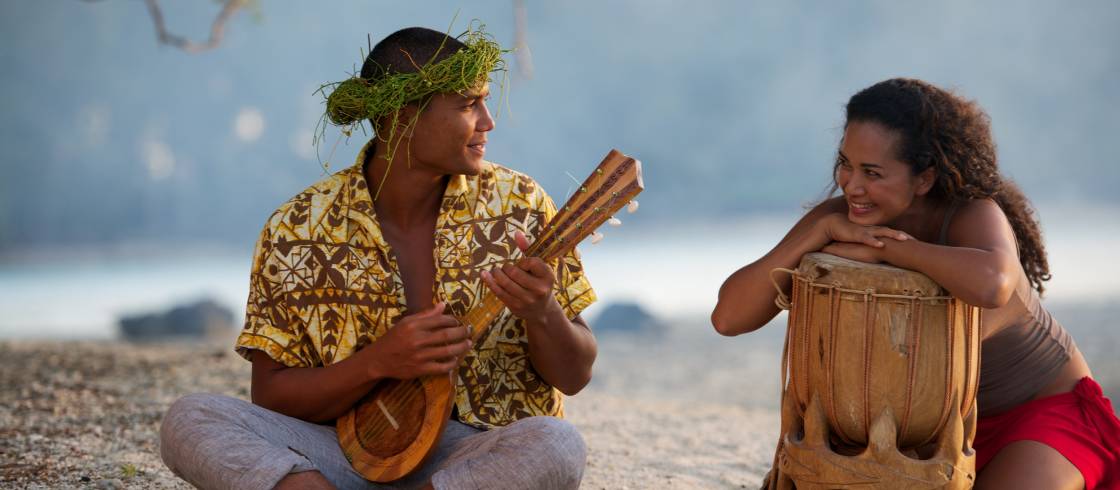 Tahitis kultur og historie er meget spændende: her kommunikerer man med dans og musik og her har tatoveringer deres rødder.