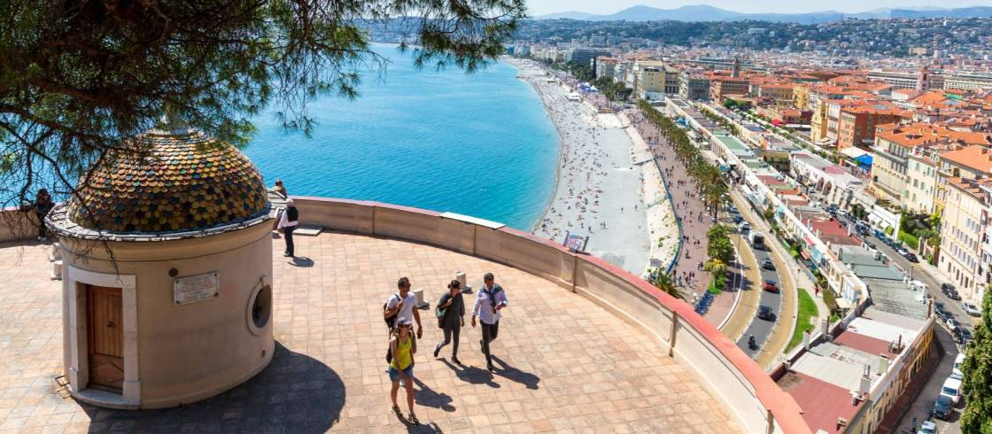 Adembenemend uitzicht op het historische centrum en de Promenade des Anglais vanaf de Colline du Château in Nice, aan de Côte d'Azur.