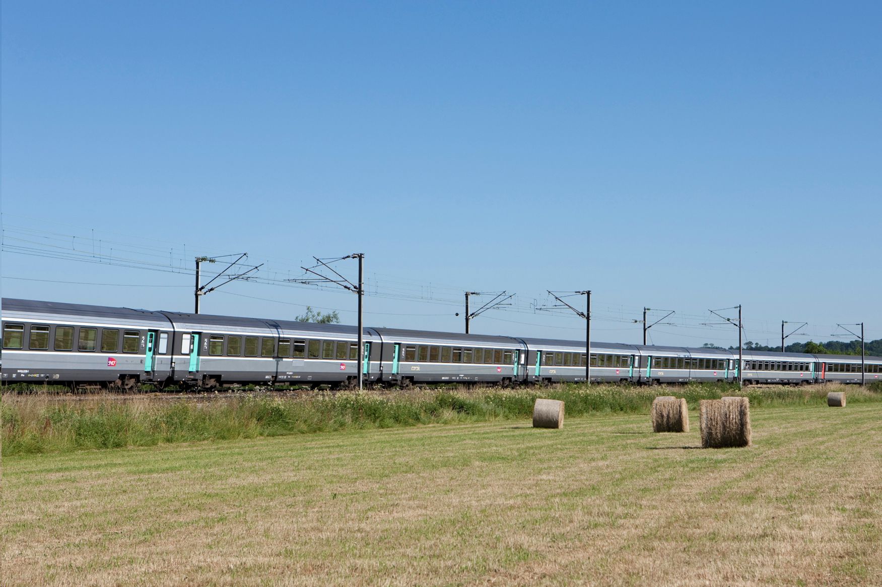 SNCF train in the countryside © istock- Rail Europe