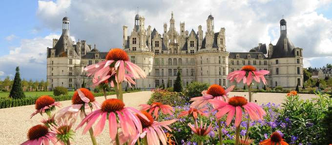 Le château de Chambord, dans le Val de Loire, vu du jardin.