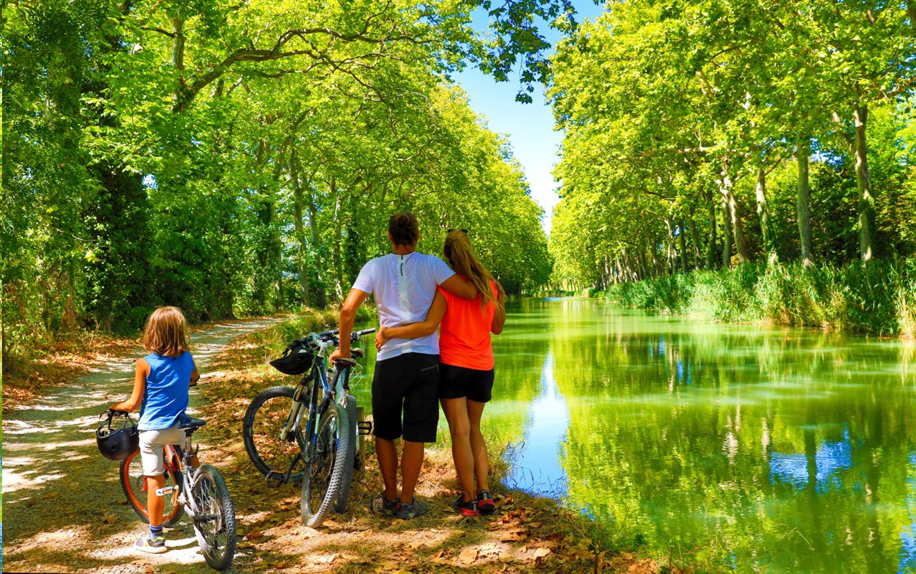 Family with bikes- sport, holiday, family concept France, Canal du Midi © M.studio