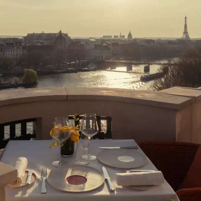Diner romantique sur le rooftop de La Samaritaine avec vue sur la Tour Eiffel et les monuments de Paris.