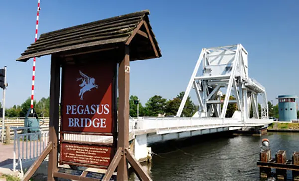 Eté en Normandie Pegasus-bridge