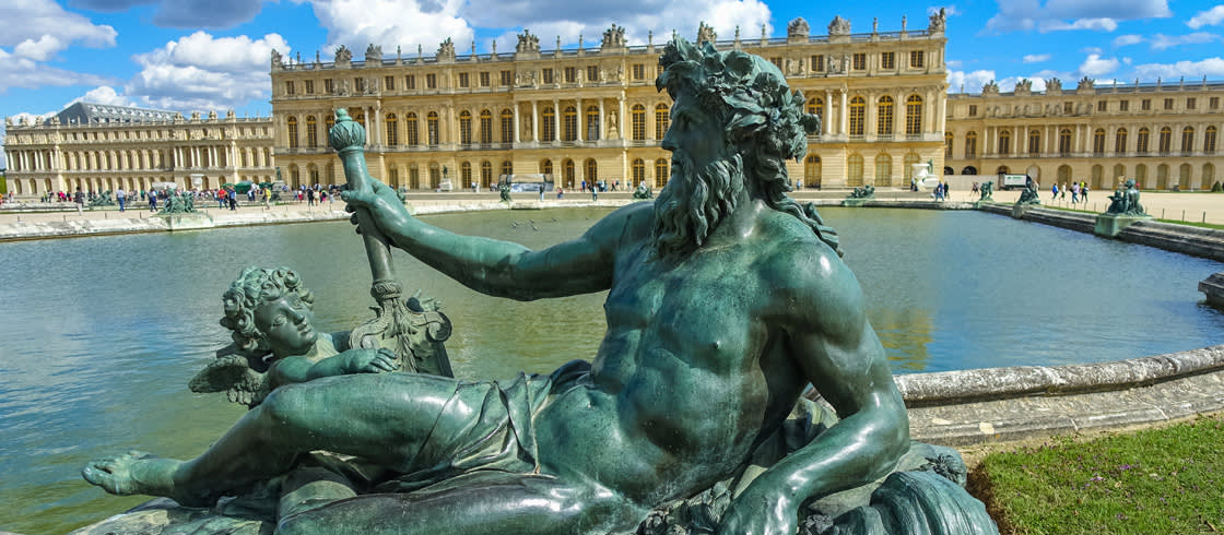 Estatua de Neptuno en los jardines del Castillo de Versalles.