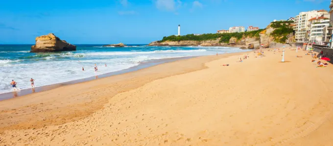 Longue de 450 mètres, la plage de Biarritz est idéale pour les sorties en famille.