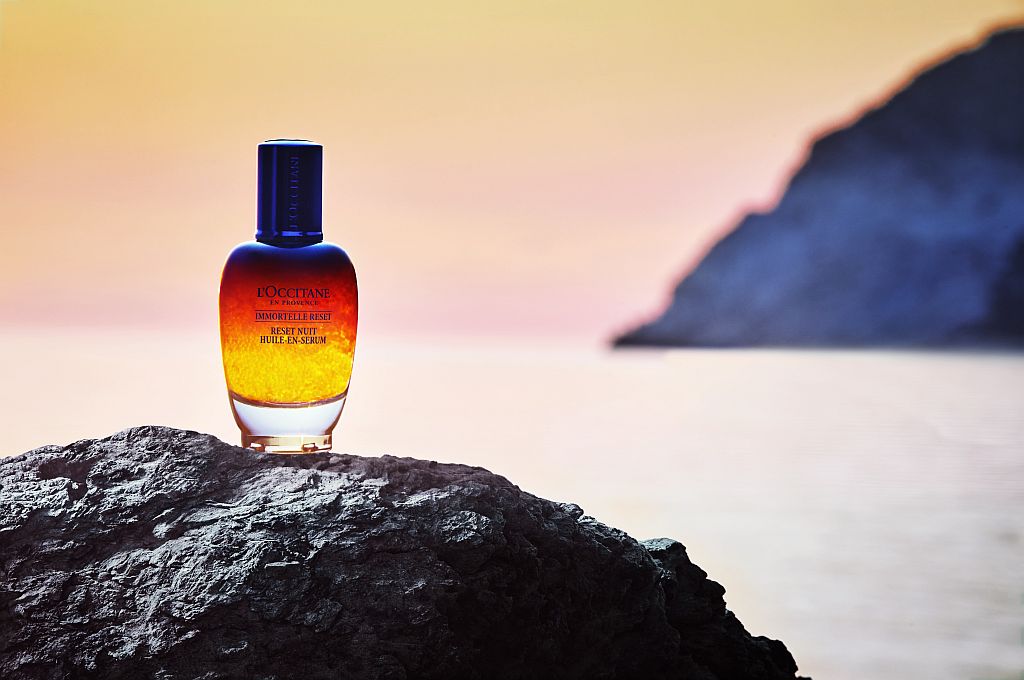 Smooth and renew the skin with Immortelle Reset Oil-in-Serum (photo © L’Occitane)