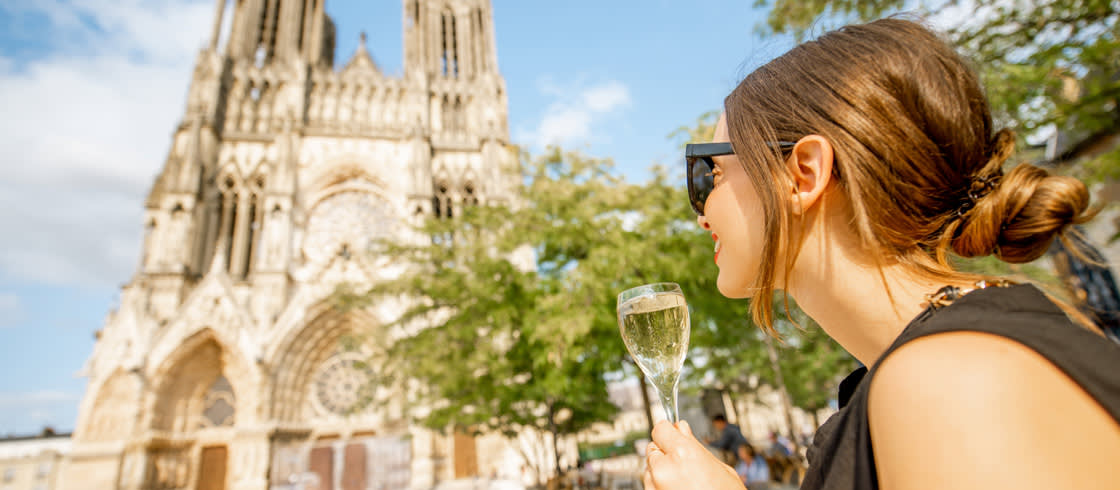 Tomando champagne cerca de la catedral de Reims.