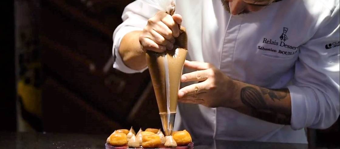 塞巴斯蒂安.布耶(Sébastien Bouillet)，里昂的甜點師-巧克力製作師，他正在以奶油和朗姆巴巴為基礎製作自己的一款特色甜點。- 視頻內容。