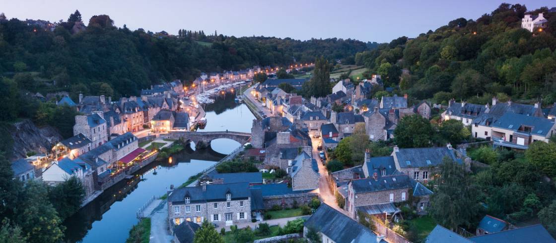 El río Rance a su paso por la ciudad medieval de Dinan, en Bretaña.