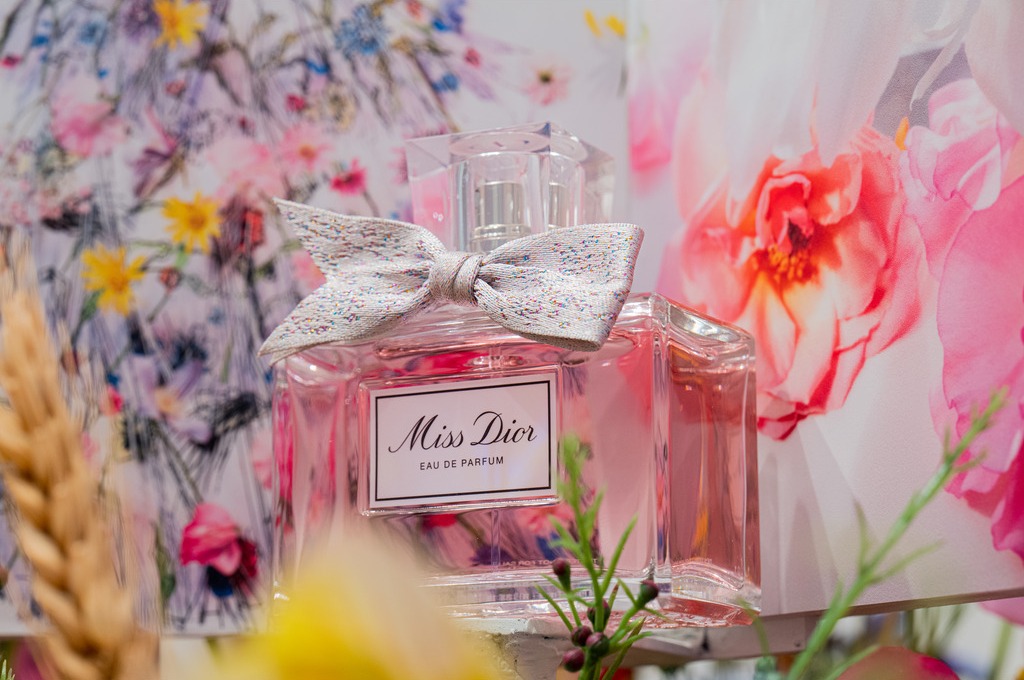 An amber floral bouquet with notes of Lily of the Valley, lush peony and more (photo ©diorbeauty)