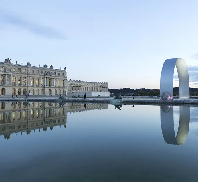 "관계 - 베르사유의 아치(Relatum - L'Arche de Versailles)", 2014년. 소재: 스테인리스, 2가지 석재. © Lee Ufan 작가의 작품 이미지 제공 동의: Kamel Mennour(파리, 런던), Pace(뉴욕)