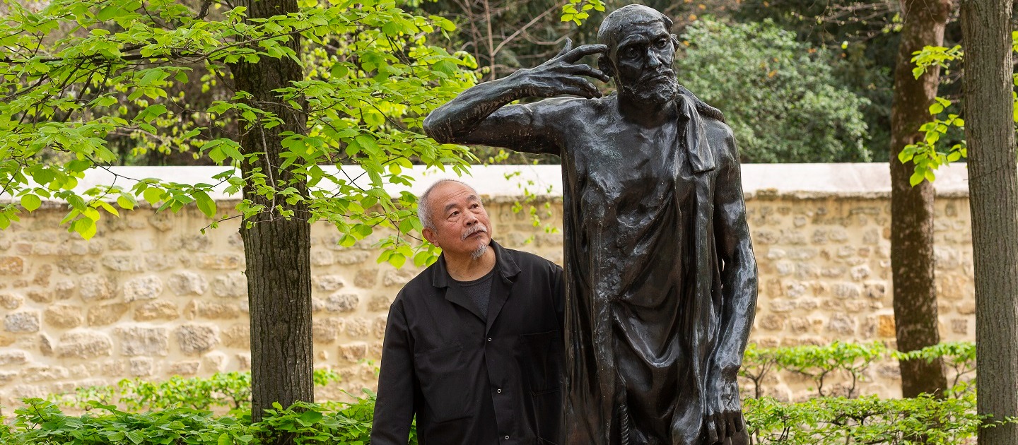 krokodil nationale vlag leugenaar Kunstenaar Wang Keping aan het werk in de tuin van het Musée Rodin