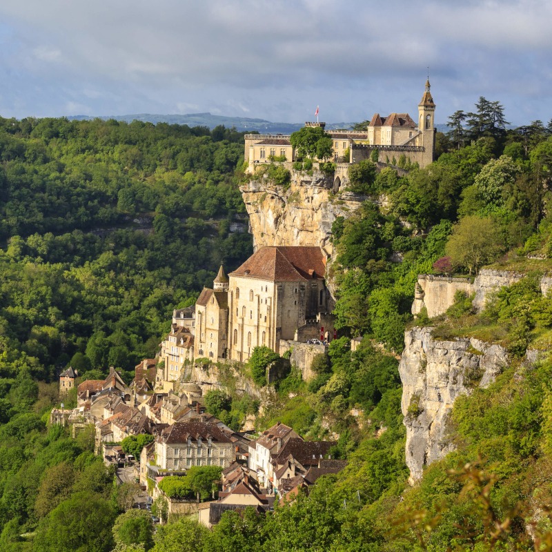 Rocamadour et sa silhouette reconnaissable entre mille à flanc de falaise, dans la vallée de la Dordogne.