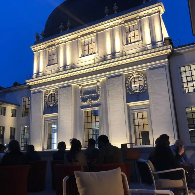 Au Grand Hôtel Dieu de Lyon, on profite des douces soirées de l'arrière-saison sur le rooftop du restaurant le Grand Réfectoire.