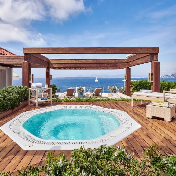Au sommet de l'Hôtel du Cap-Eden-Roc, au Cap d'Antibes, près de Cannes, sur la Côte d'Azur, la Suite Eden-Roc offre une vue splendide sur la Méditerranée.