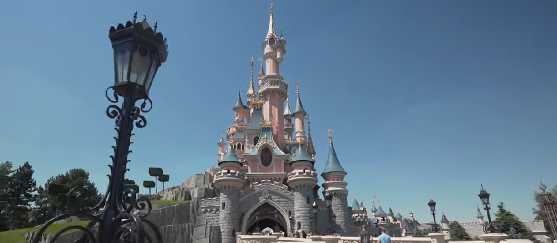 Descubre las impresiones de loos primeros visitantes tras la reapertura de Disneyland Paris.
