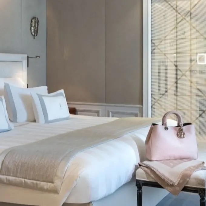 Chic et élégante, la Suite Christian Dior de l'hôtel Le Majestic, à Cannes, ravira les amateurs du luxe à la française.