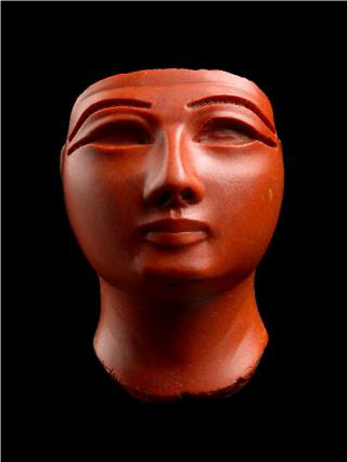 منحوتة من اليشب الأحمر تمثل رأس فرعون، مصر، المملكة الحديثة. 1475-1292 قبل الميلاد. يشب أحمر. مجموعة آل ثاني.