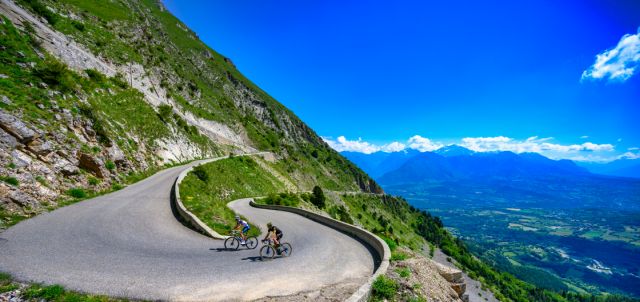 Cyclists cycling on the road at Col du Noyer in the Hautes-Alpes ©  Fabrègue.R