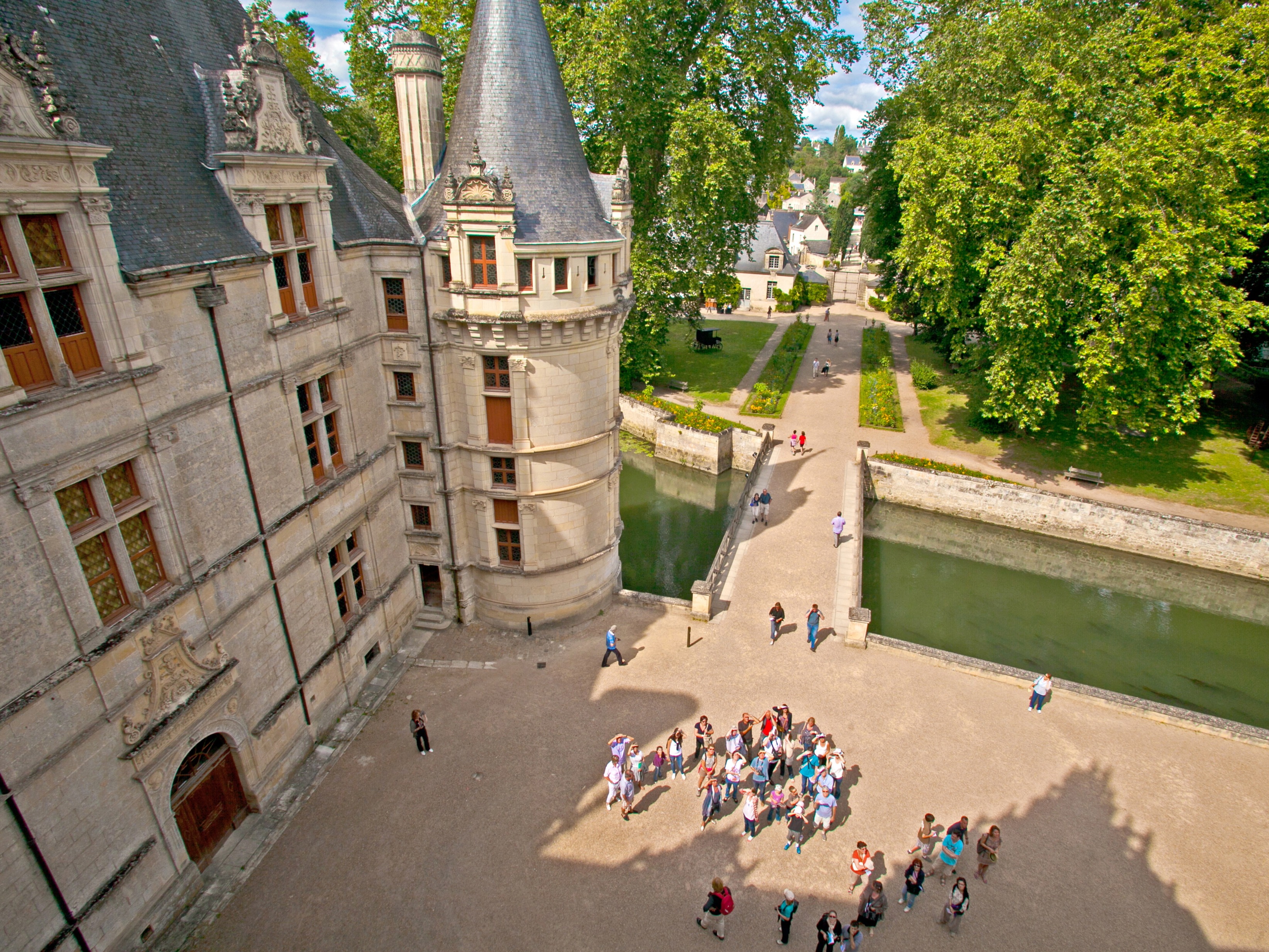 Cycle to the castle of Azay-le-Rideau and take a relaxing walk, for even greater historic discoveries (photo © Atout France Franck Charel).