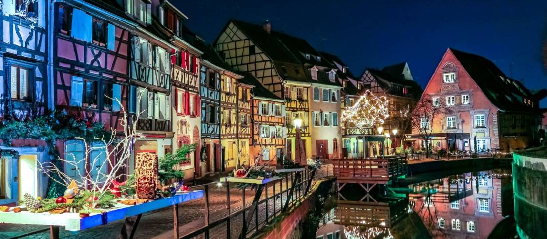 Illuminations et décorations de Noël à Colmar, en Alsace.