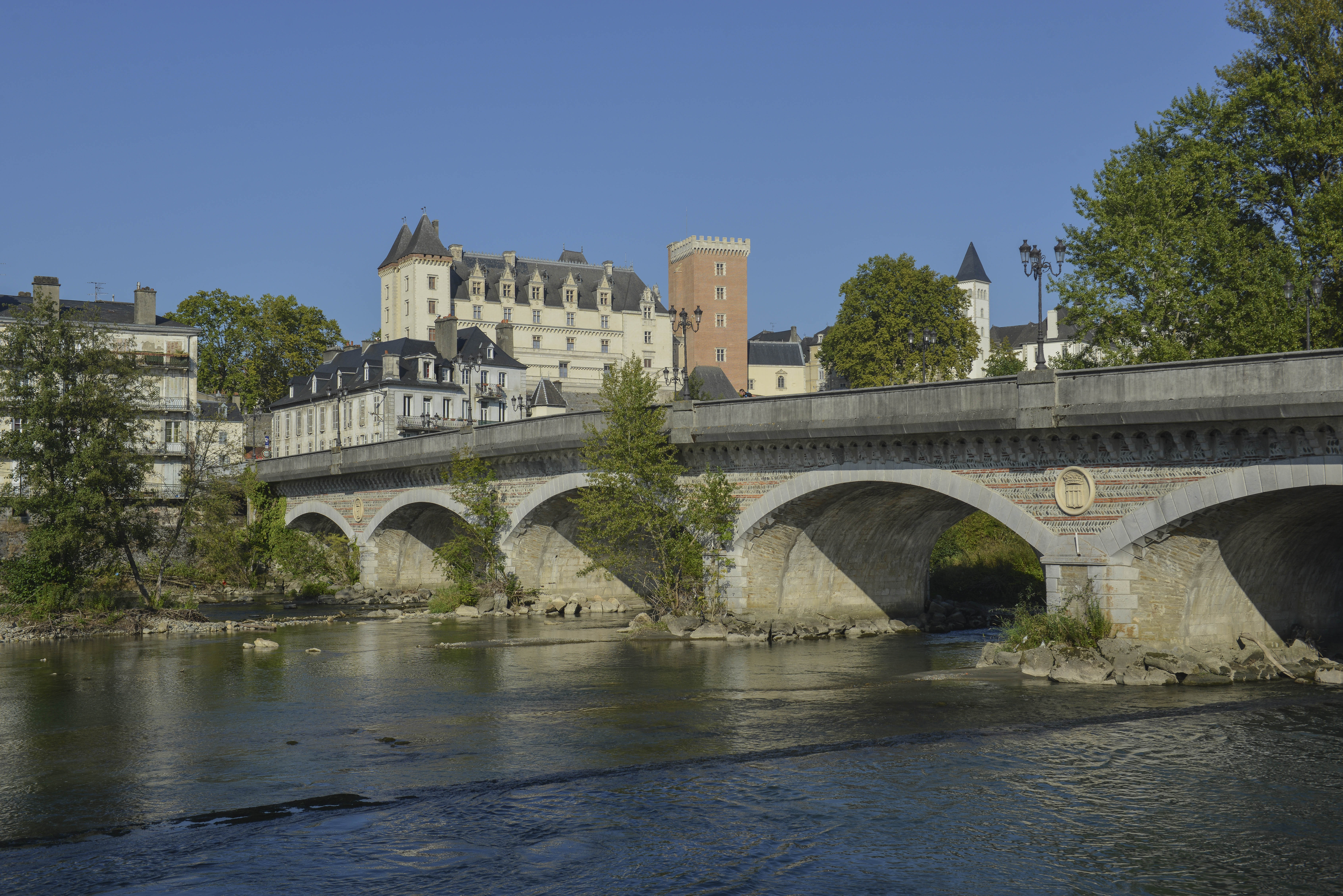 Copyright-Alban Gilbert-CRTNA-Le pont du XIV juillet franchissant le gave de Pau et le chateau en arriere-plan-10080