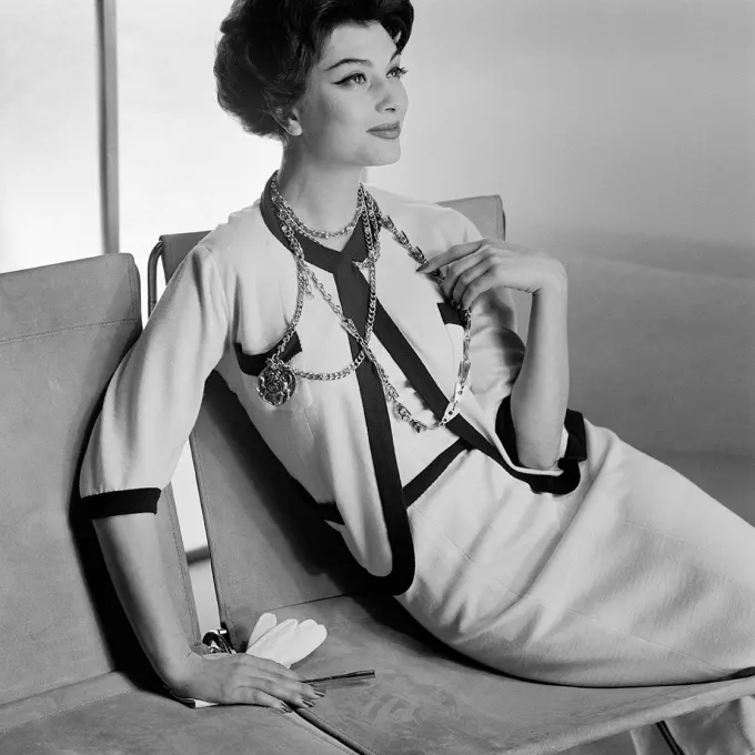 Henry Clarke. Marie-Hélène Arnaud en tailleur Chanel. Photographie publiée dans Vogue US, 1er mars 1958.