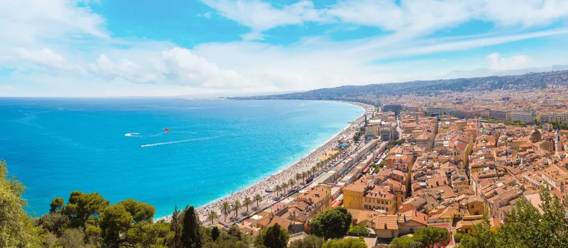 Vista del Paseo de los Ingleses desde lo alto de Niza, en la Costa Azul.