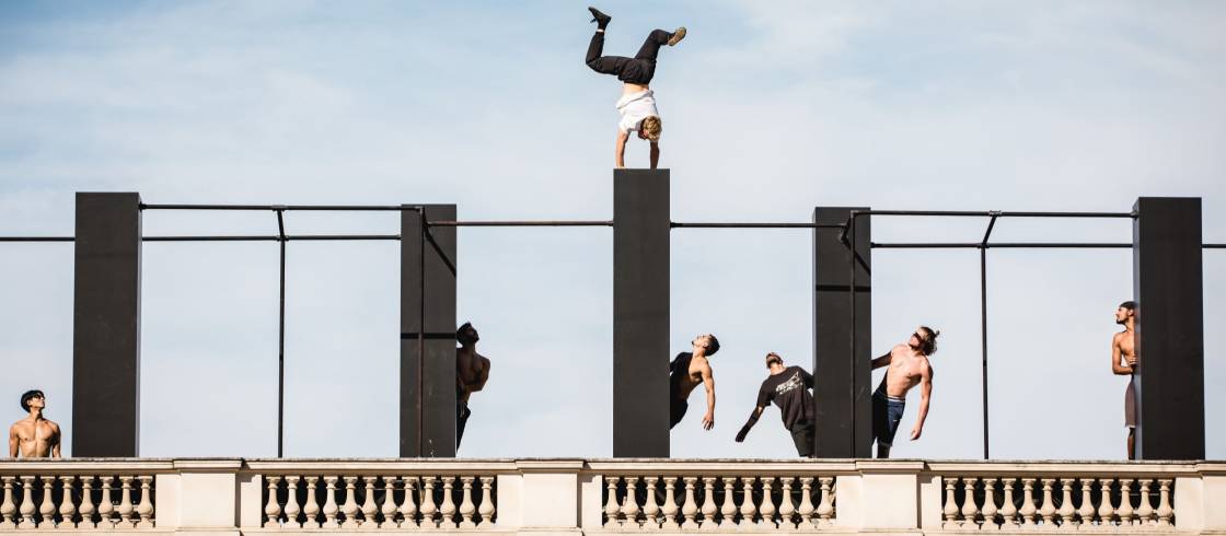 В самом сердце парижского Пале-Рояля труппа L'Oubliée проводит репетиции своего шоу "Горизонт", которое будет представлено в рамках Культурной Олимпиады (снимок репетиций).