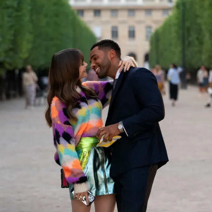 Emily y Alfie en el Jardin du Palais Royal de París.