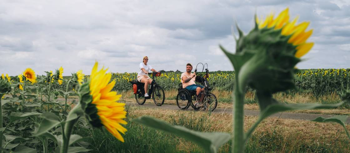 Myriam y Pierre, una pareja de aventureros discapacitados en la vía verde del Canal des Deux Mers, entre Burdeos y Toulouse.