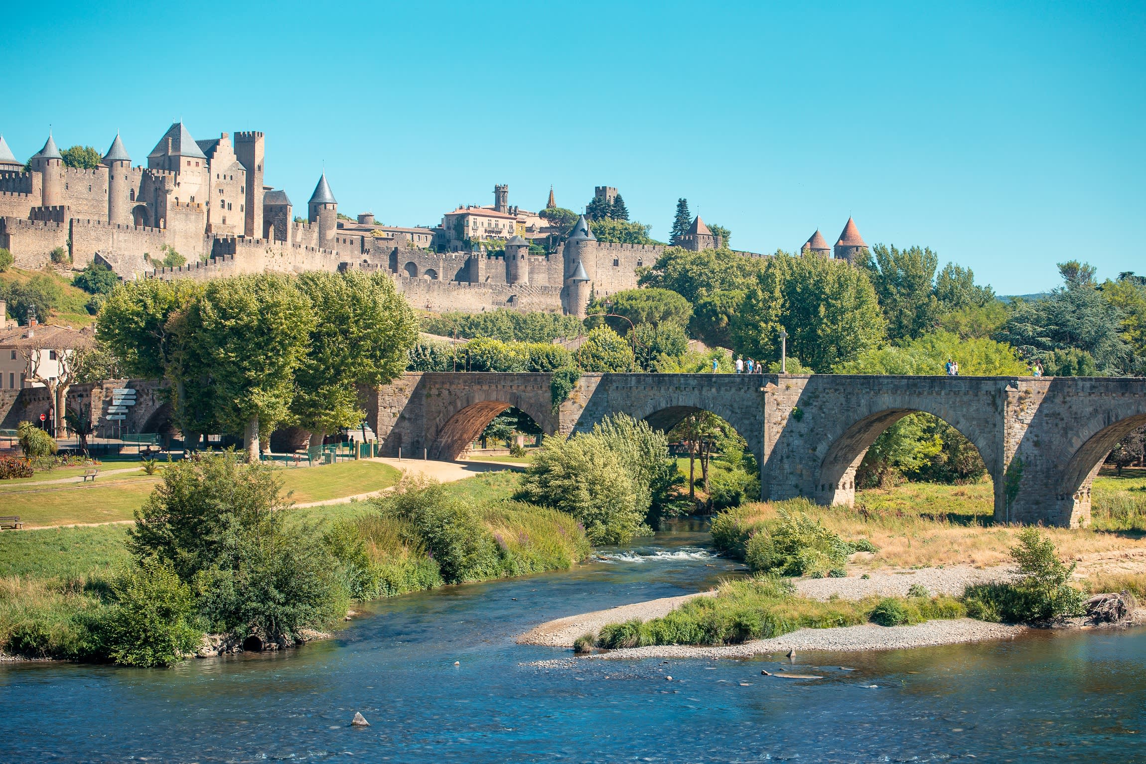 carcassonne-2020-07-cite-riviere-pont-cr-vincent-photographie-adt-aude small