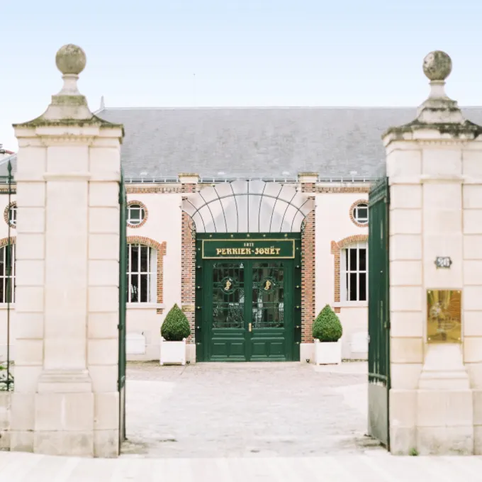 Passez les portes de l'entrée pour découvrir les coulisses du vignoble de Perrier-Jouët.
