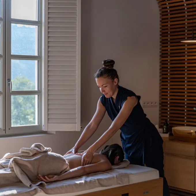 Massage en cours au spa L'Occitane du Couvent des Minimes, en Provence.