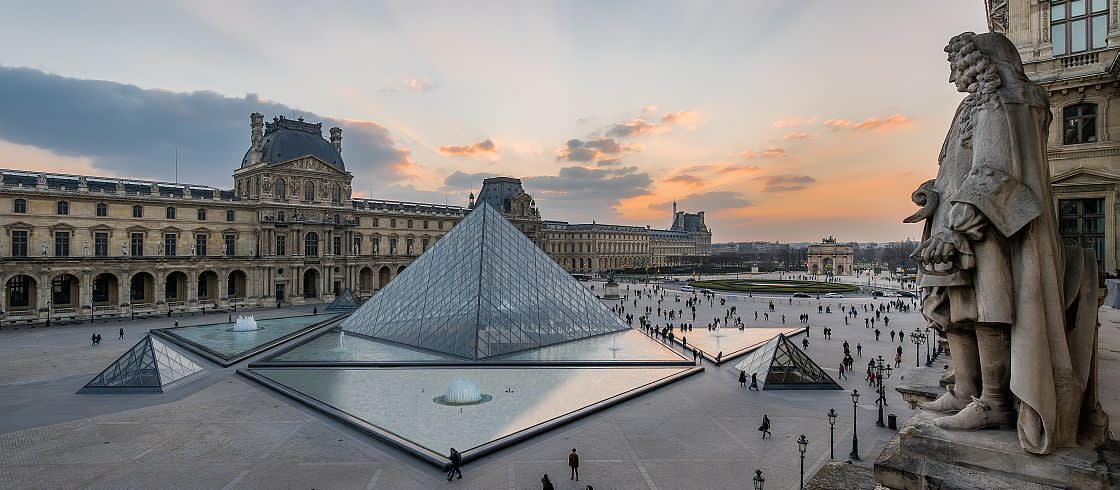 THE LOUVRE PYRAMID