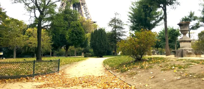 2.300 hectáreas de espacios verdes ocupan el territorio de París, como aquí en el Champs de Mars, cerca de la Torre Eiffel.