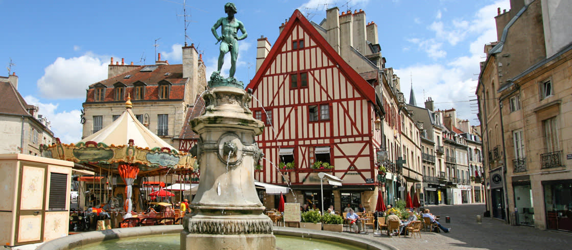 La agradable plaza de Bareuzai, en Dijon.