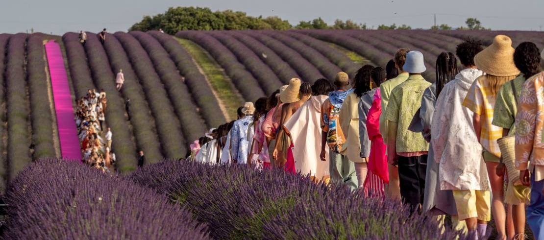 Le défilé Jacquemus de la saison Homme Printemps-Eté 2020 en Provence au milieu des champs de lavande.