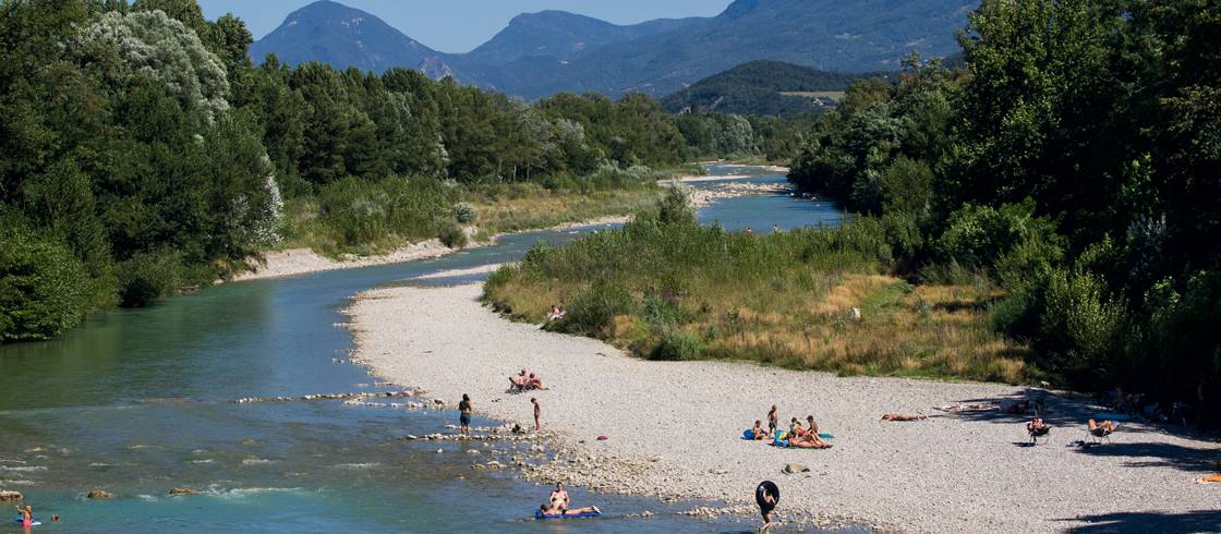 Op tal van plekken kun je heerlijk zwemmen en pootjebaden in de rivier de Drôme. 