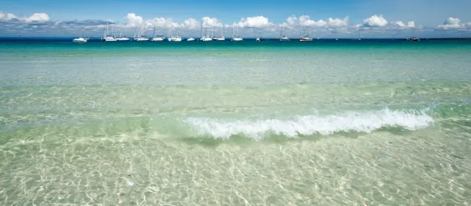 Les eaux cristallines des plages de l'archipel des Glénan.