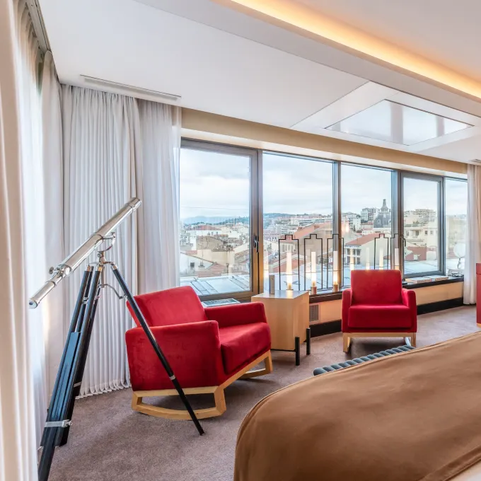 Situé au dernier étage de l'Hôtel Five Seas Cannes, la suite "Top of Five" permet de contempler la vieille ville.