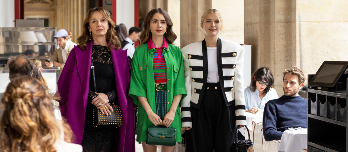 EMILY IN PARIS : Season 3 Episode 9 Emily's handbag