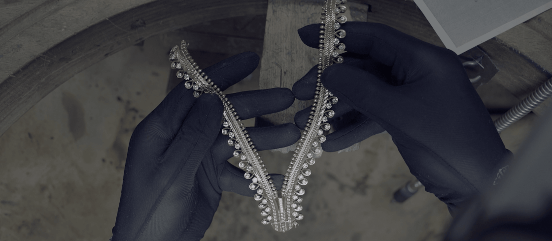 Hoeveel kostbare uren zijn nodig om een exquise creatie te maken als Le Zip, een ketting in de vorm van een rits vol juwelen?